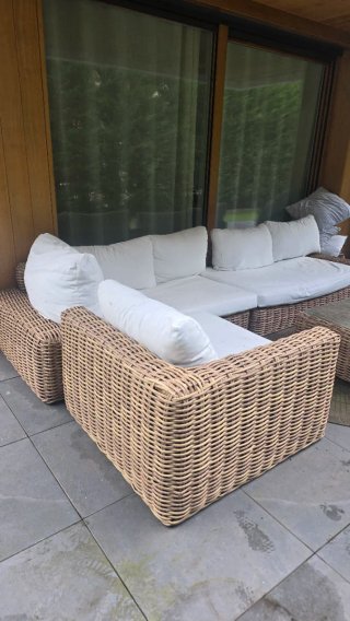 Conjunto sofá exterior con mesa de centro