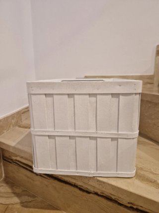 Cesta de madera blanca con asa metálica