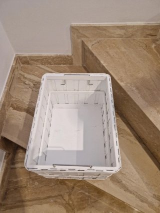 Cesta de madera blanca con asa metálica