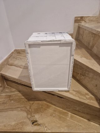 Cesta de madera blanca con asa metálica