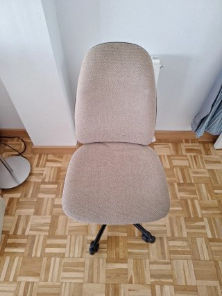 Silla de oficina beige y negra