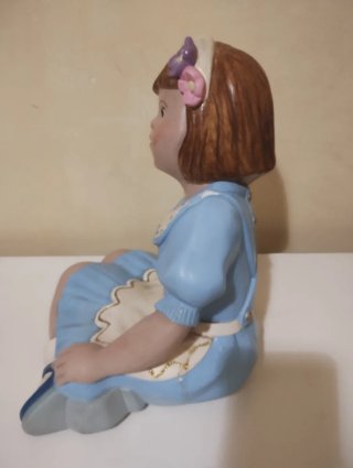Figura de escayola niña con flor