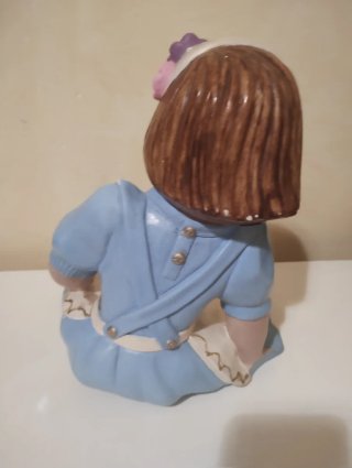 Figura de escayola niña con flor