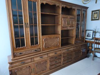 Mueble salón madera maciza clásico.