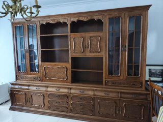 Mueble salón madera maciza clásico.