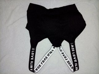 Top deportivo negro con tirantes