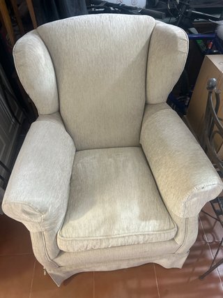 Sillón orejero beige tela