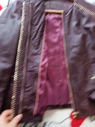 Chaqueta de piel burdeos con cadena dorada