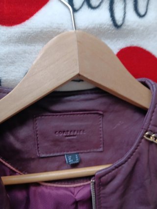 Chaqueta de piel burdeos con cadena dorada