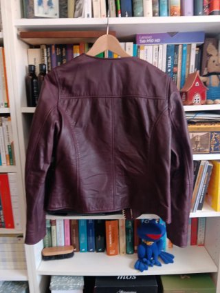 Chaqueta de piel burdeos con cadena dorada