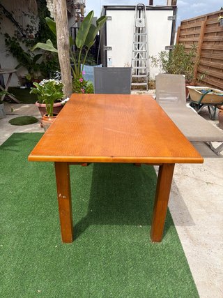 Mesa de comedor de madera