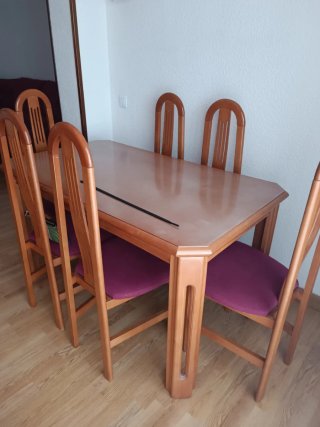 Mesa de comedor y 6 sillas de madera. 140x80