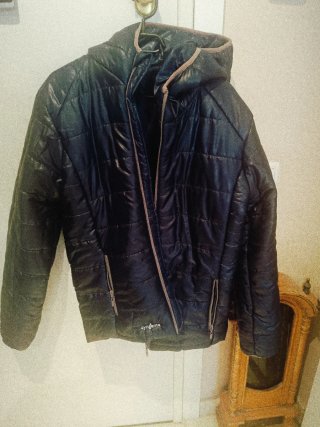 Cazadora vaquera con sudadera gris