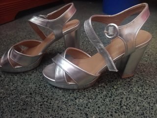 Tacones plateados