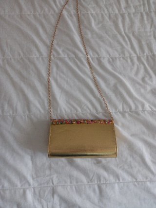 Bolso de fiesta dorado con pedrería
