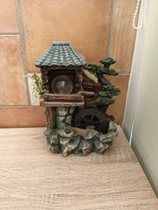 Fuente decorativa casa árbol con noria