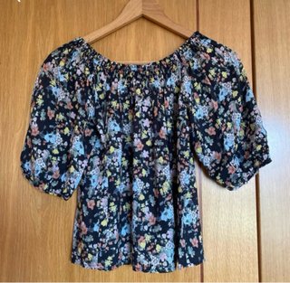Blusa floral escotada