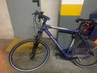 Bicicleta Kross Evado con silla para niño y casco.