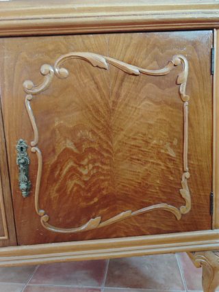 Armario de madera con espejo