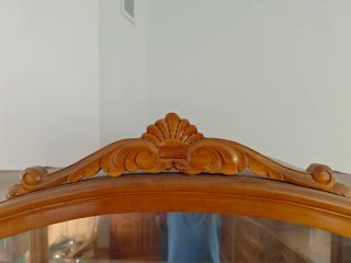 Armario de madera con espejo