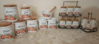 Botes de cerámica y madera para cocina