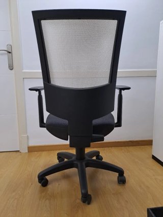 Silla de oficina gris y blanca