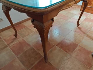 Mesa de comedor de madera con tapa de cristal