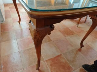 Mesa de comedor de madera con tapa de cristal