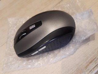Ratón inalámbrico negro y gris para ordenador pc.