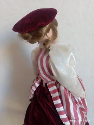 Muñeca de porcelana antigua