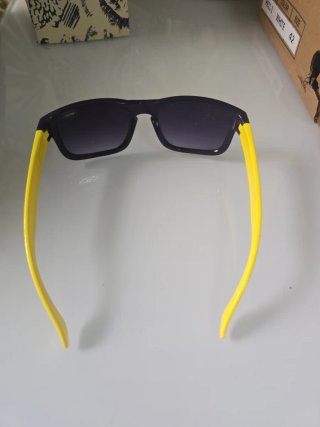 Gafas de sol moradas y amarillas