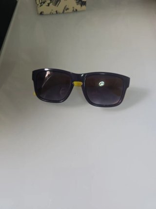 Gafas de sol moradas y amarillas