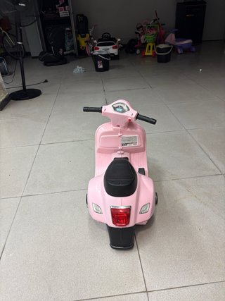 Moto infantil rosa estilo Vespa