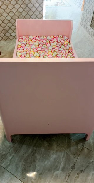 Cama infantil rosa con estampado de corazones
