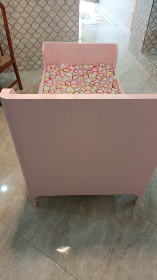 Cama infantil rosa con estampado de corazones
