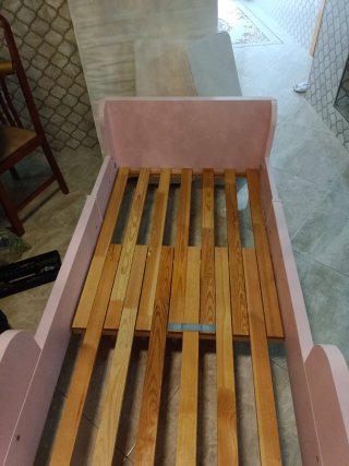 Cama infantil rosa con estampado de corazones