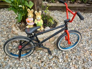 Bicicleta BMX negra y roja.