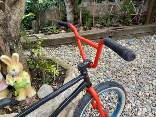 Bicicleta BMX negra y roja.