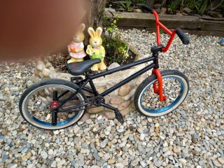 Bicicleta BMX negra y roja.