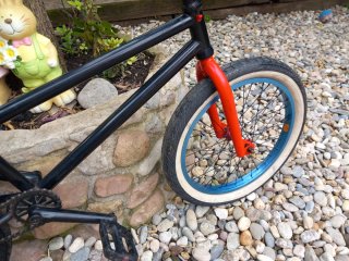 Bicicleta BMX negra y roja.