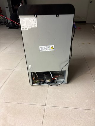 Nevera Cecotec Negra con detalles dorados