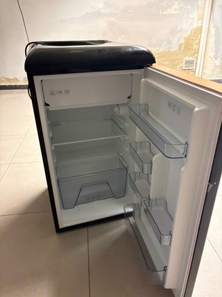 Nevera Cecotec Negra con detalles dorados
