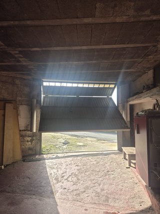 Puerta de garaje abatible con puerta de entrada