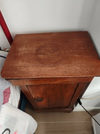 Mesita de noche antigua de madera