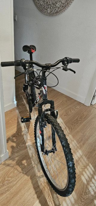Bicicleta de montaña negra fsi