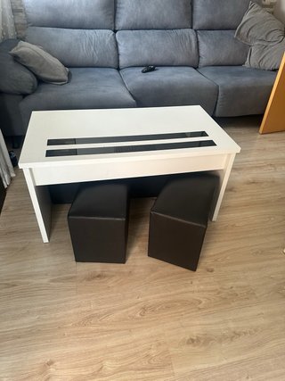 Mesa blanca de salon