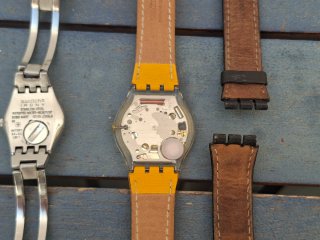 Lote 2 Orologi Swatch con cinturino originale in pelle.