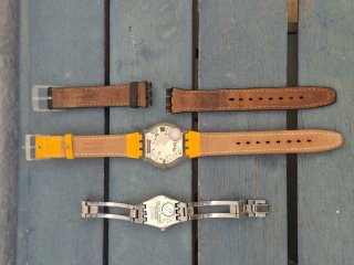 Lote 2 Orologi Swatch con cinturino originale in pelle.