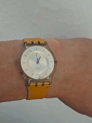 Lote 2 Orologi Swatch con cinturino originale in pelle.