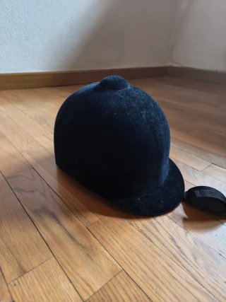 Casco de equitación negro.